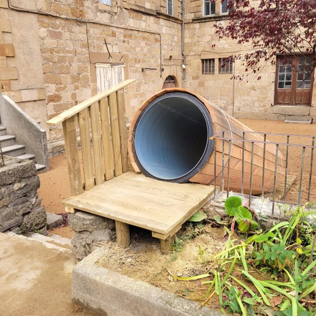 Jeux dans la cour de récréation de l&rsquo;école primaire Sainte Lucie
